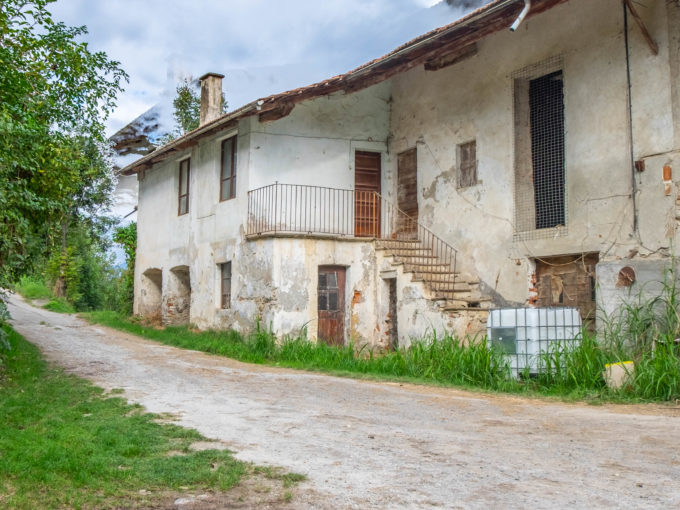 Monastero di Dronero rustico con 3,80 giornate di terreno